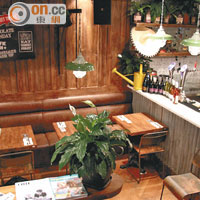 餐廳以木系作設計主調，四周擺放了不少植物，甚有大自然氣息。