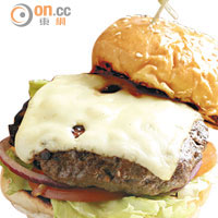 Black Angus Burger $148 <BR>採用美國安格斯牛肉，每天用人手搓成漢堡，配夾半溶芝士和番茄等配料，分量十足。