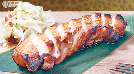 Roasted Okinawa Miso Pork $128（a）<br>以京都西京白味噌與鰹魚汁將Agu豬醃兩日，用52°C溫水浸8小時令肉質更鬆軟彈牙，燒熟後皮脆肉嫩，以青瓜、洋葱，佐以木魚和酸汁所做的沙律菜則有助減低油膩感。