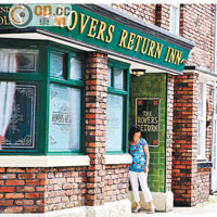 識得影，當然要在劇中街坊的聚腳地「Rovers Return Inn」門口留影啦！