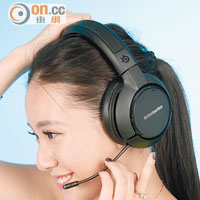 耳機佩戴相當舒適，並可調整收音咪的長度及方向。