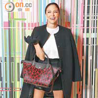 stlye06<br>Le Pliage Heritage Luxe手袋    $15,150<br>針織上衣    未定價<br>外套    $5,800<br>半截裙    $2,550