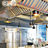開放式廚房設計得光猛富空間感，更可以讓人包場開Cooking Party。