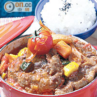 Wagyu Oxtail Stew $228<BR>用Le Creuset鍋具盛載的招牌燉和牛尾，和牛來自澳洲，用慢火煮6小時後再加入洋葱、西芹、茄子和意大利青瓜，搭配爽甜野菜與日本秋田小町米味道，滋味更豐。