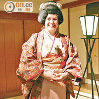 外國人也可在岡山城天守閣內試穿日本公主服，而且是免費的。