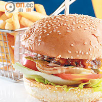 Guyra Angus Burger with Fries $160 <br>漢堡採用美國牛肉，每日以人手搓成，特別軟腍，夾在香軟的麵包中，加上香脆薯條，分量十足。