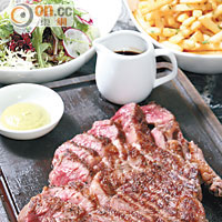 L'Entrecote de Boeuf Race Wagyu 500g $888（b）<BR>用上澳洲M9和牛炭燒而成，吃時伴紅酒汁吃，紅酒汁用上以攝氏120度燒8小時的牛骨精華，加特選法國紅酒和蔬菜香料熬煮而成，不太甜也不太搶，帶點微酸，令肉味更濃。