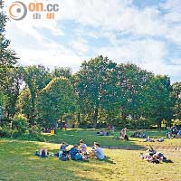 在Royal Pavilion前的草地，不少當地人在享受下午的陽光。