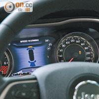 錶板中央設有7吋彩色屏幕，可顯示不同駕駛模式和行車資訊。
