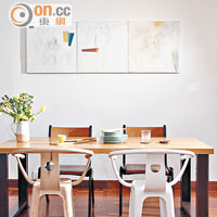 飯廳設計極為簡約，以一張寬闊木枱配台灣設計師張簡士揚打造的椅子。