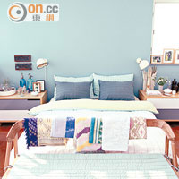 房間<br>睡房的牆壁髹上藍色，配以木椅、頸巾裝飾等，洋溢地中海風情。