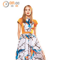 橙色拼白色的連身裙上，綴有正在拍翼展翅的彩藍鳥兒圖案，形態活靈活現，富有大自然的動感美。<br>Giles連身裙 $18,500、L.K. Bennett高踭鞋 $4,390