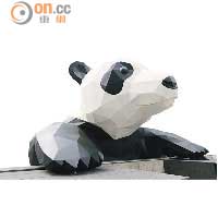 15米高的熊貓裝置由著名藝術家Lawrence Argent創作。