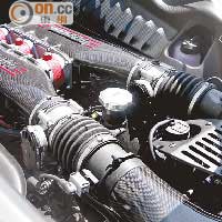 沿用自然吸氣設計的4.5公升V8引擎，錄得馬力高達605hp。