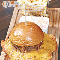 Skirt Burger $155<br>將芝士煎至香脆口感，貌似「裙子」而得名，佐以洋葱、生菜和番茄等配料，比一般芝士漢堡來得與別不同。