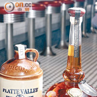 （左起）Platte Valley $120/杯、Willett Pot Still Reserve $110/杯<br>Platte Valley的外形象歐洲牛奶瓶，是100%用粟米釀造的Bourbon威士忌，清淡順口，甜度適中，帶香草香氣。