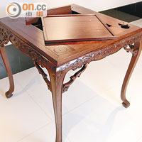 紫檀三彎腿方棋桌<br>三彎桌腳設計早在16世紀的中國工匠手稿中已可找到，打磨時需充分掌握曲線比例。