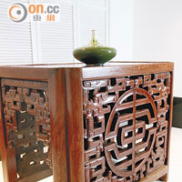 黃花梨壽字供桌<br>方形供桌相當罕有，前方刻有圓形壽紋及圍有方形螭紋，屬於18世紀常見的裝飾風格。