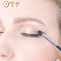 Steps<br>i. 上好粉底後於眼尾位置加掃啡色眼影，強調眼部輪廓。