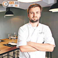 來自波蘭的行政主廚Krzysztof Bandel曾在倫敦學習法國料理，這位年輕大廚最擅長烹煮地中海料理，並喜歡在傳統菜式中加入異國食材，感覺創新。