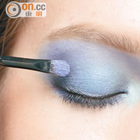 Step 1<br>在整個眼窩連眉骨位置，大範圍掃上銀藍色眼影。