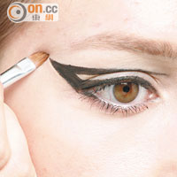 Step 2<br>要修飾眼線尾部向上翹的尖端，可用遮瑕膏幫手。