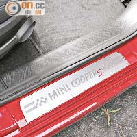「MINI Cooper S」金屬門檻盡顯身份象徵。