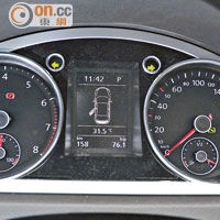 雙圓形錶板中間設有電子顯示屏，可提示駕駛者有車門未關上。
