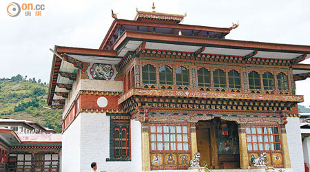 Khuruthang Lhakhang由4位王太后姊妹的父親斥資興建，寺院內住了33位僧人。