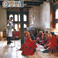 來自Amankora Punakha的員工每逢星期一及四會到Khuruthang Lhakhang教學。