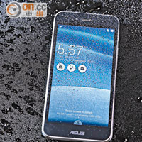 手機通過IPX2防濺水標準，就算芒面有水珠都唔怕影響操作。