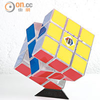 Light by Rubik's Cube<br>燈飾造型似懷舊玩具扭計骰，滿足一眾Kidult的童心。$620