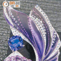 Ama系列18K白金紫水晶、天青石及鑽石魚胸針。採用紫水晶、天青石及鑽石製成的魚兒，精緻小巧，動感十足！