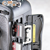 新機棄用CF記憶卡，改以雙SD卡槽，能夠分別記錄相片及影片。
