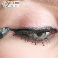 Bronze Eyes×Fire Red Lips<br>steps<br>1.先以黑色眼線筆畫上粗身眼線，眼線尾部微微翹起，並以眼線掃輕輕暈開。