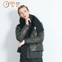 黑色Shearling Lined Leather Jacket $19,400 <br>深灰色Knit Pullover 未定價 <br>黑色Knit Scarf 未定價