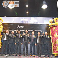 Jeep香港代理太古汽車營運總監侯家厚（左三）與Jeep港澳代言人王敏德（中）及眾高層為開幕祝酒。