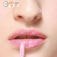 iv/ 利用唇彩掃沾上適量唇彩，沿唇形塗抹即可。