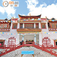 長坪溝入口有間喇嘛廟，看着唐卡經幡飄揚，甚有藏族風情。