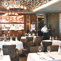餐廳以傳統扒房作設計，斑點天花令風格變得活潑。