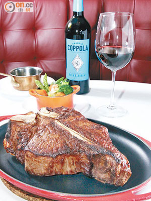 USDA Prime Porterhouse Steak $1,328/1kg<br>T-bone兩邊為Short-loin和Tenderloin，前者肉質結實，後者肉味香濃，熟成28日再燒烤而成，配紅酒來品嘗最滋味！