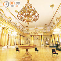 徽章廳是冬宮其中一個皇室接待大廳，金光奪目。