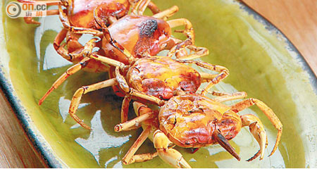 竹炭鹽燒蟹仔 $48<br>生猛的北海道沢蟹，一般都用來炸，今次用了燒製的方式，同樣有卜卜脆的效果，也不蓋過蟹的鮮味。