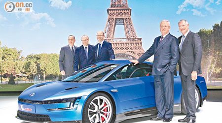 Volkswagen集團董事會主席Martin Winterkorn（右二）指XL Sport是廠方生產的第二億輛汽車。