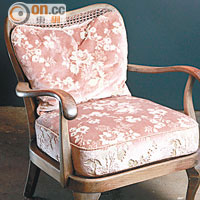 Chippendale Armchair以華麗的暗花咕o臣配搭編織藤椅，是40年代的德國出品。 $7,000