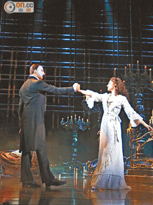 Phantom與Christine高唱《The Phantom of the Opera》，乃全劇經典一幕。