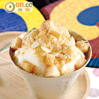 豆蓉黏糕刨冰 $52<br>牛奶刨冰中加入杏仁和穀物粉，拌以傳統的黏糕和黃豆粉，冰涼甜美富嚼勁。