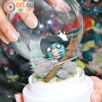 Step 6：蓋上水晶球。並以熱溶膠於水晶球表面黏貼金粉、卡通眼睛等裝飾。