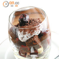 Signature Black Forest Trifle $78<br>64%黑朱古力海綿蛋糕、肉桂煮過的櫻桃和紅酒櫻桃啫喱等，靈感來自黑森林蛋糕，一匙舀到底、一口吃盡全部材料最美味。