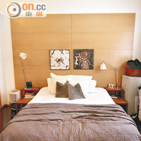 房間<br>主人房的床頭是一幅主題牆，以淺啡為主色，配襯兩塊瓷磚裝飾，簡單卻不失格調。